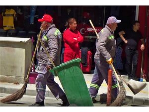 İş başındaki belediye temizlik işçileri kutlamaları uzaktan seyretti