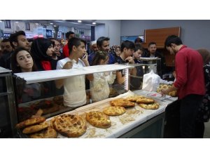 Ramazan’da sıcak pide kuyruğu