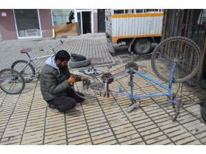 Hurda malzemelerden engelliler için bisiklet yapıyor