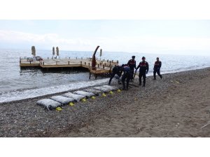 Uyuşturucu paketleri karaya vuruyor