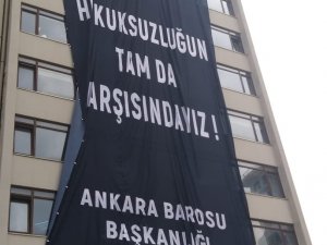 Ankara Barosu’ndan YSK'ya pankartla mesaj!