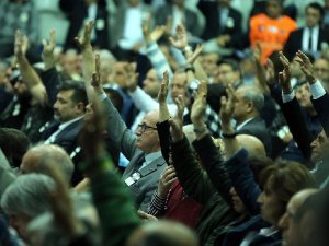 Beşiktaş Genel Kurulu’nda “Hak, Hukuk, Adalet” sloganları