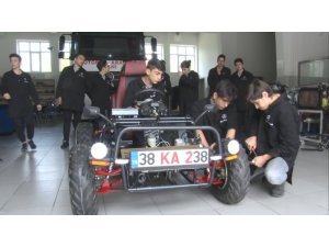 Liseliler 1 saatlik şarj ile 150 kilometre giden elektrikli araba yaptı