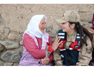 Jandarma köy köy gezerek anneler gününü kutladı