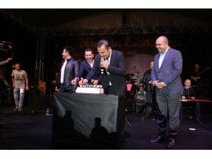 Ferhat Göçer’e konserinde doğum günü sürprizi