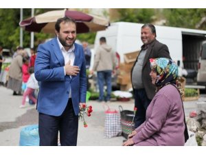 Akseki Belediye Başkanı Özkan, annelere karanfil dağıttı