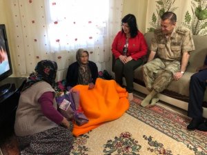 Jandarma 110 yaşındaki anneyi unutmadı