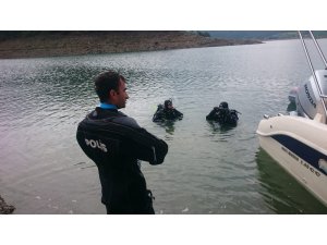 Dalgıç polisler baraj gölünde kayıp Ecrin’i arıyor
