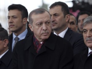 Selvi: Erdoğan, Davutoğlu’yla ilgili ihraç sürecinin başlatılabileceği yönünde sinyal veriyor