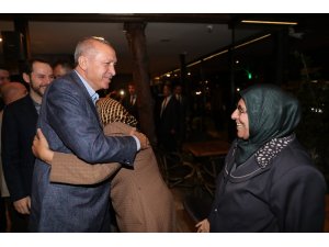 Cumhurbaşkanı Erdoğan, kafede vatandaşlarla sohbet etti