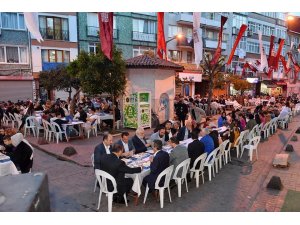 Beyoğlu’nda vatandaşlar sokak iftarında buluştu