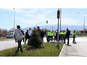 Sinyalizasyon ışıklarının çalışmadığı kavşakta otomobil çocuğa çarpıp kaçtı