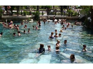 2 bin 500 yüzyıllık antik havuzda günde 2 bin turist tarihe yüzüyor