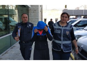 Hurdacıdan hırsızlık yapan 2 genç kız gözaltında
