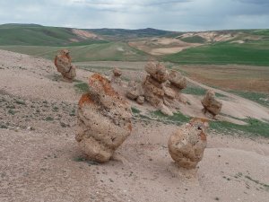 Sivas’taki esrarengiz kayalar dikkat çekiyor
