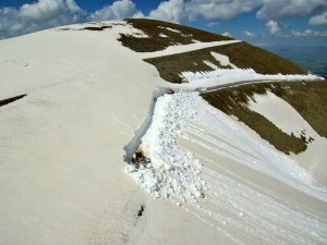 Muş'ta kar ve tipiden 6 aydır kapalı olan yol açıldı 