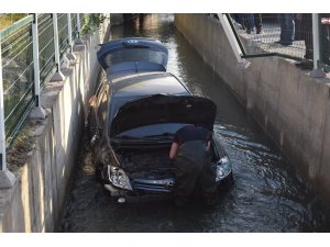 Otomobil sulama kanalına uçtu