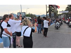 Marmaris’te yabancı turistler “Fener Alayı’nı” fotoğraflamak için yarıştılar