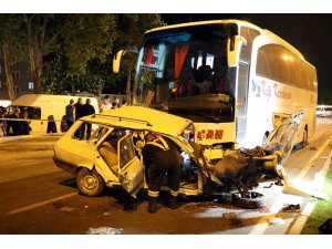 Otobüs otomobile çarptı: 3 ölü