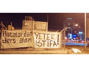Bursaspor’da taraftarlardan pankartlı protesto