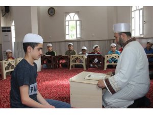 Kur’an-ı Kerim’i güzel okumayı çocuklara aşılıyor