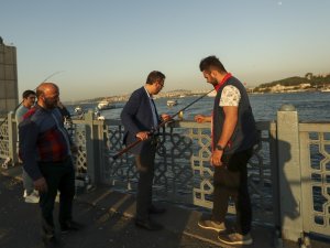 Bakan Kasapoğlu’nun İstanbul’da balık tutma keyfi