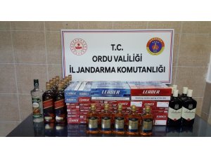 Gürcü otobüsünde kaçak alkol ve sigara ele geçirildi