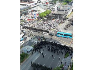 Endonezya’da yüzlerce kişi protesto için sokakta