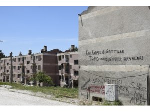 Burdur’da 48 yıllık deprem evleri yıkılmaya başlandı