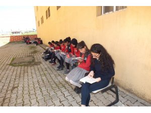 Oruç tutan öğrenciler öğle saatinde kitap okuyor