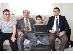 Vali Varol’dan mühendislik hedefleyen engelli Murat’a hediye bilgisayar
