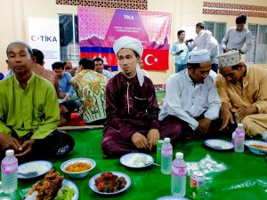 TİKA’dan Kamboçya’da iftar ve gıda yardımı