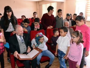 Erzurum’da görme engelli öğrencilere dijital Kur’an-ı Kerim dağıtıldı