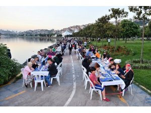 Sütlüce Sahil’de kurulan gönül sofraları yüzlerce kişiyi ağırladı