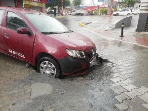 Esenyurt’ta taksi, yol çökmesi nedeniyle oluşan çukura düştü