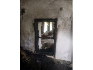 Cinayet şüphelisinin evi yakıldı