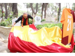 Galatasaray’ın şampiyonluğunu babasının mezarında kutladı