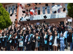 BAÜ Ayvalık MYO’ da 25. dönem mezuniyet coşkusu