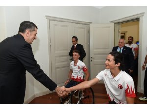 Milli Eğitim Bakanı Ziya Selçuk, genç tenisçileri kabul etti
