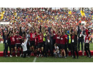 TFF 2. Lig’e yükselen Van Büyükşehir Belediyespor kupasını aldı
