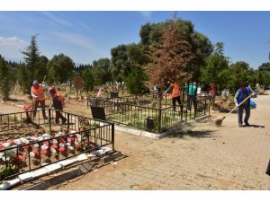 Nazilli Belediyesinden mezarlıklarda bayram temizliği