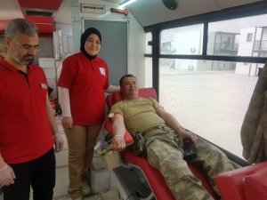 ‘Kan Ver Hayat Kurtar’ kampanyasına Mehmetçiklerden destek