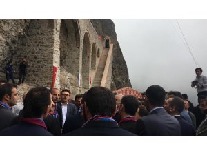 3,5 yılı aşkın süredir süren restorasyonun ardından Sümela Manastırı’nın ziyaret açılması ile ilgili tören düzenleniyor