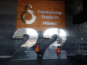 22. zafer müze önünde