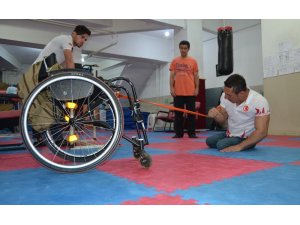 Bedensel engelli bilek güreşçinin hedefi dünya şampiyonluğu