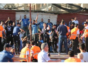 Hatayspor - Adana Demirspor maçının ardından saha karıştı