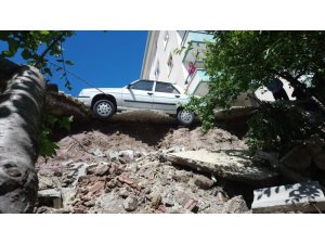 Başkent’te istinat duvarı çöktü, otomobil asılı kaldı