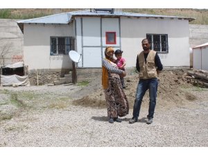 Depremde evleri çatlayan aile yardım bekliyor