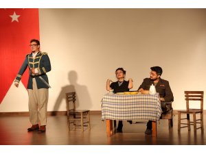 AÜ’lü İngilizce öğretmen adaylarının tiyatro performansı beğenildi