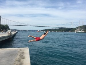 Sıcaktan bunalan kendini İstanbul Boğazı’nın serin sularına bıraktı